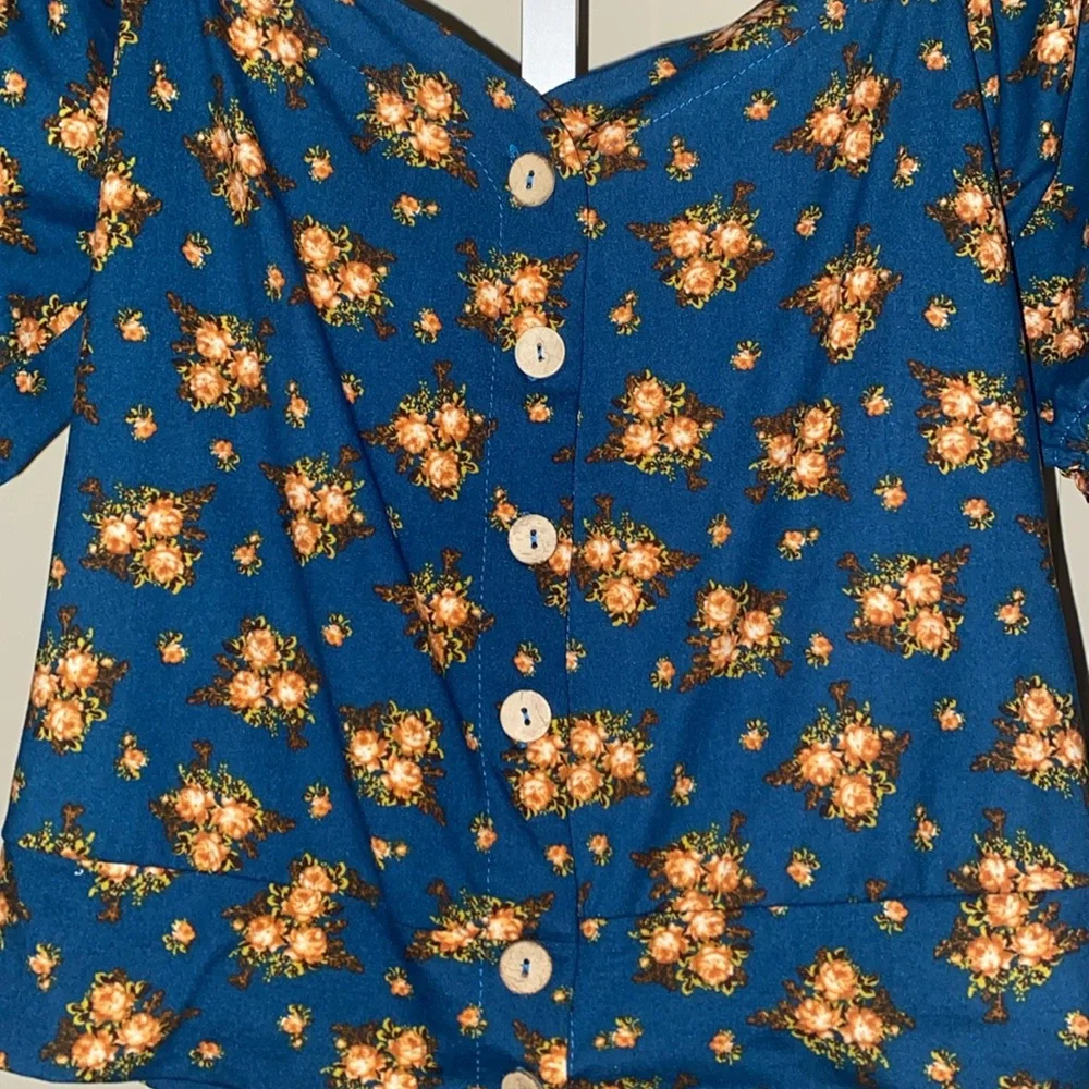 Floral Button-Up Crop Top - Picture 2 of 4